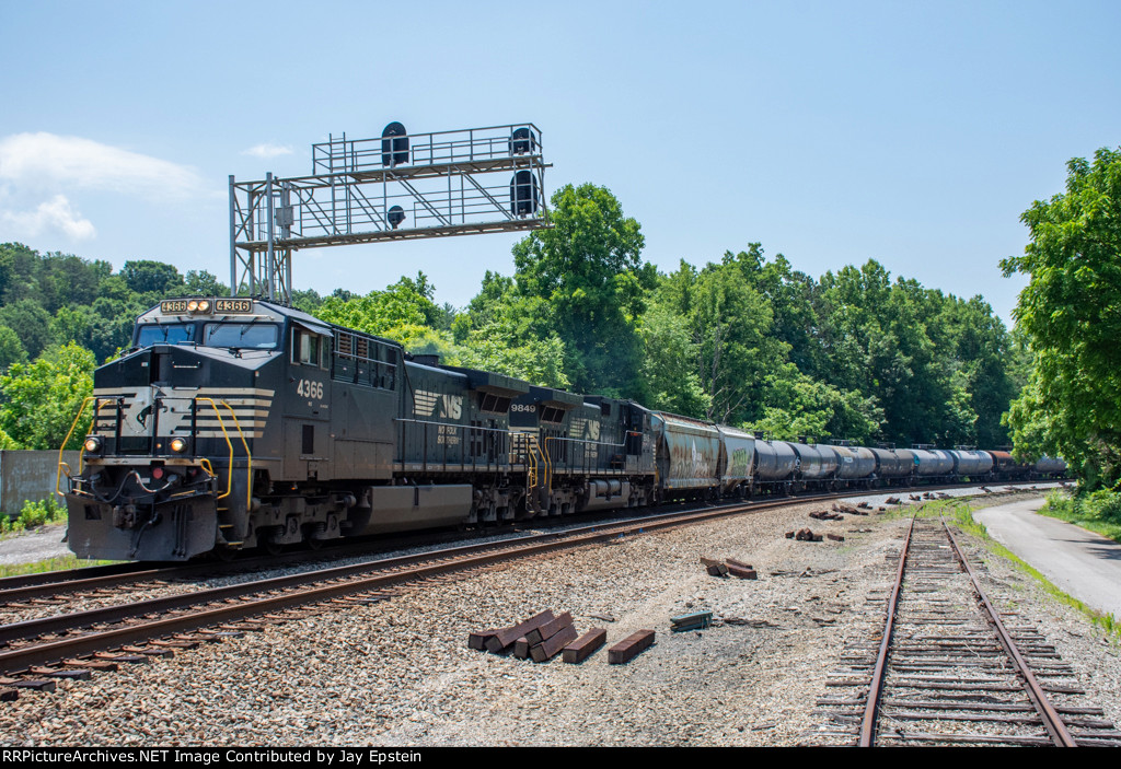 65Q comes north under the signal bridge at Robbins